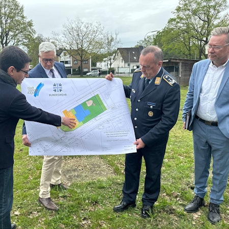 An der Niederberg-Kaserne entsteht eine Kita, Bürgermeister Max Leitterstorf zeigt erste Entwürfe für die Kita.