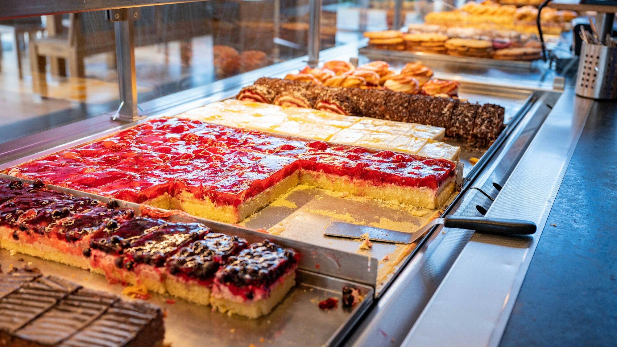 Kuchen, Torte und Gebäck liegt in einer Auslage. In einer Wormser Bäckerei sind zwei Mitarbeiterinnen aufeinander losgegangen.