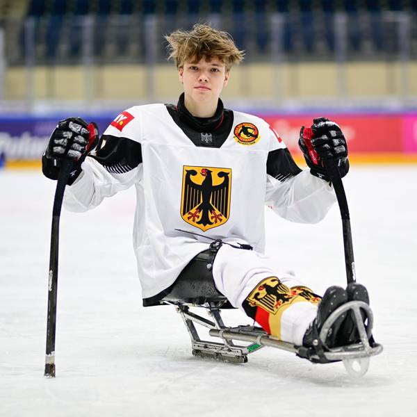 Para-Eishockey-Spieler Jano Bußmann im Porträt auf dem Eis.