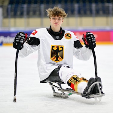 Para-Eishockey-Spieler Jano Bußmann im Porträt auf dem Eis.