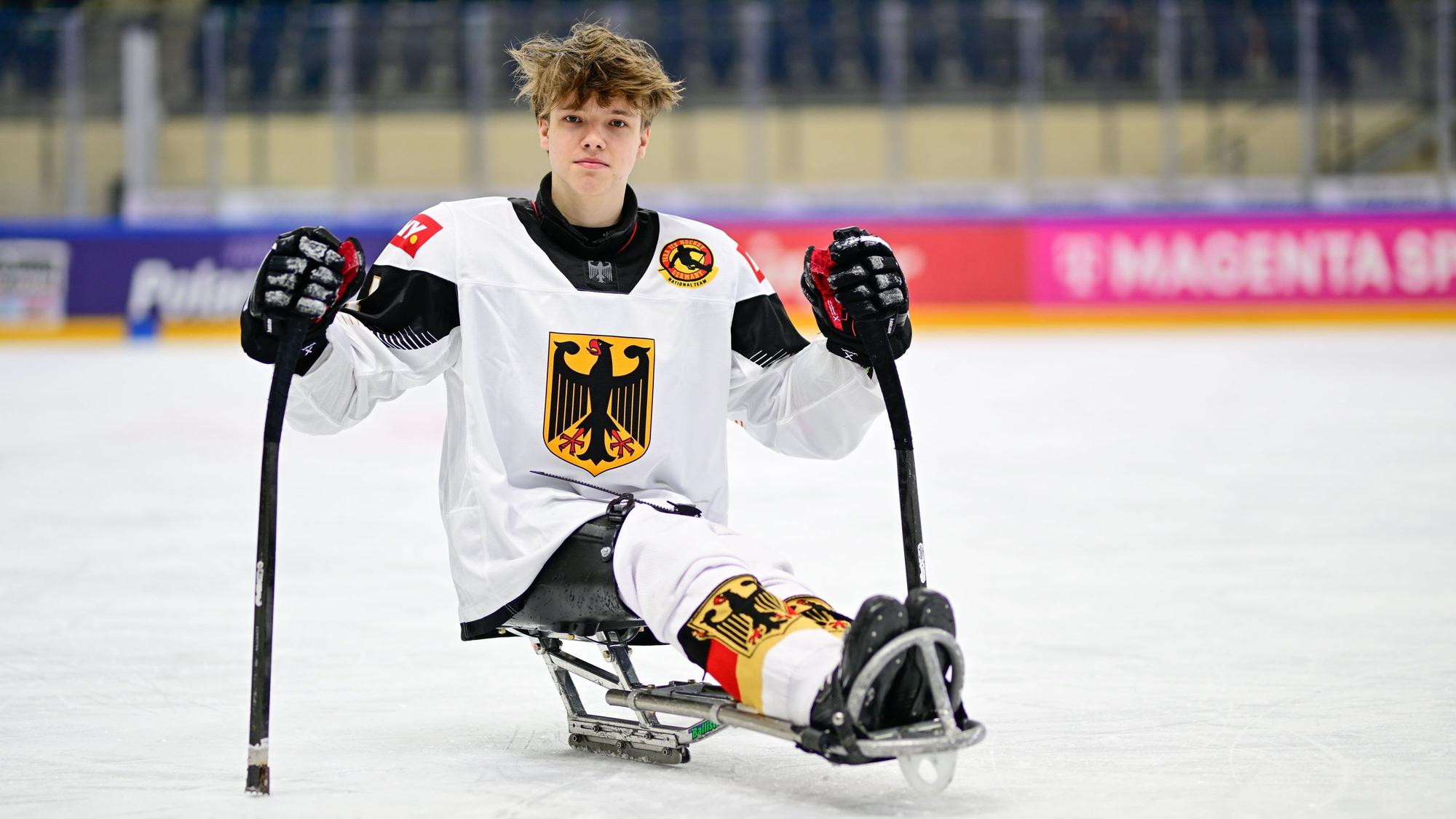 Para-Eishockeyspieler Jano Bußmann auf dem Eis.