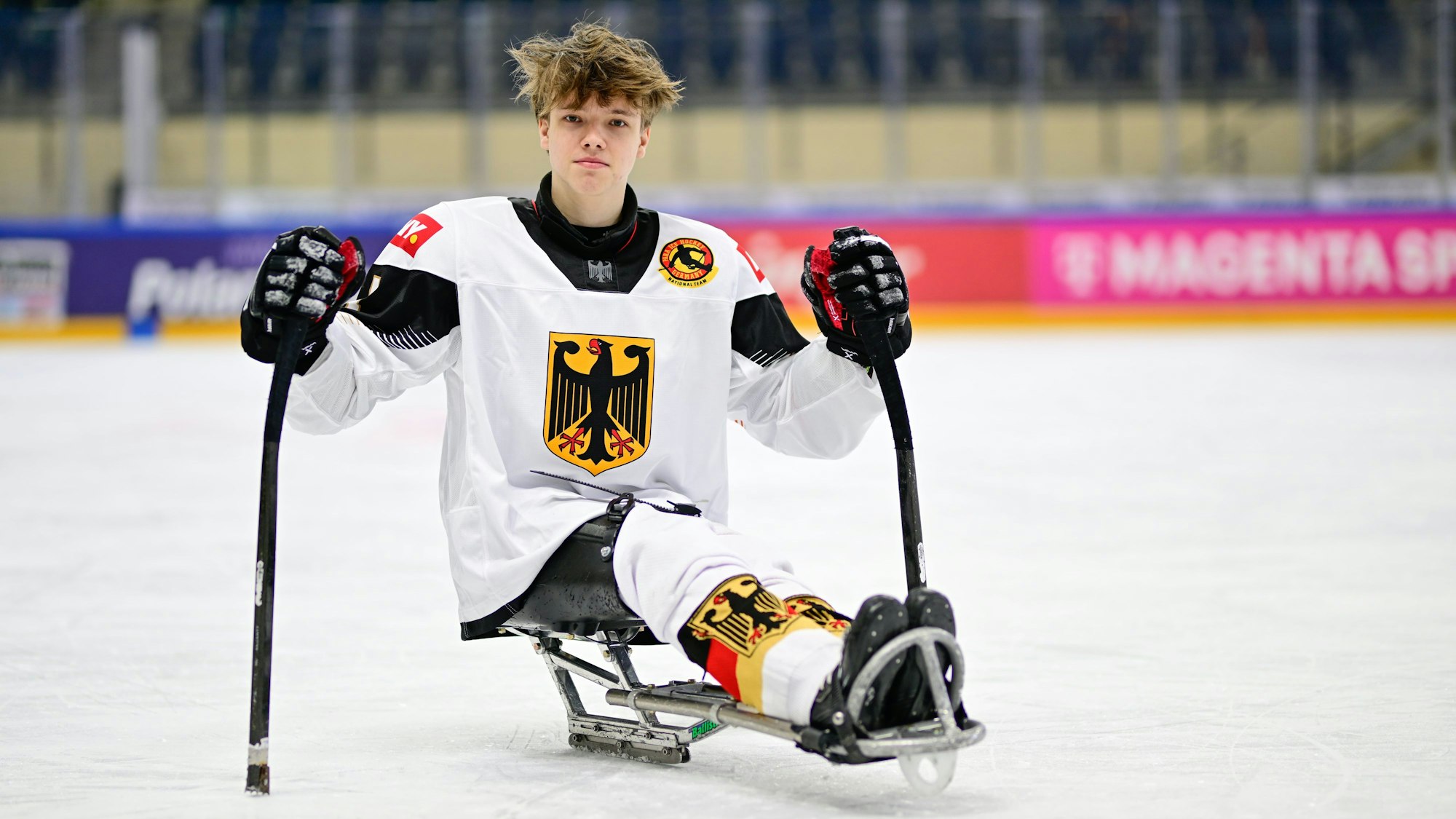 Para-Eishockey-Spieler Jano Bußmann im Porträt auf dem Eis.