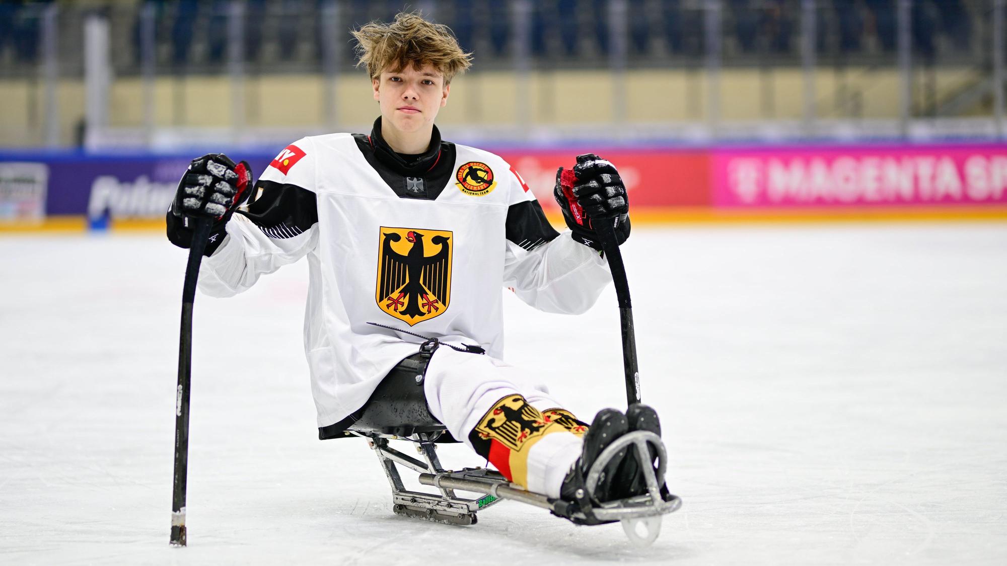 Para-Eishockey-Spieler Jano Bußmann im deutschen Nationaltrikot auf dem Eis.