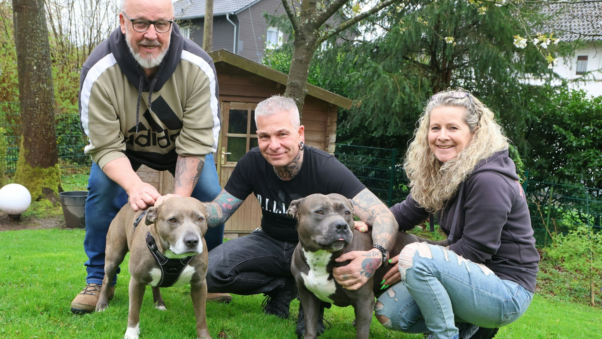 Hadern mit der Hundesteuer in Waldbröl (von links): Klaus Köster, Klaus und Katrin Vollmann mit Thyson und Cleo. Unser Foto zeigt die Gruppe beim Spielen im Garten.