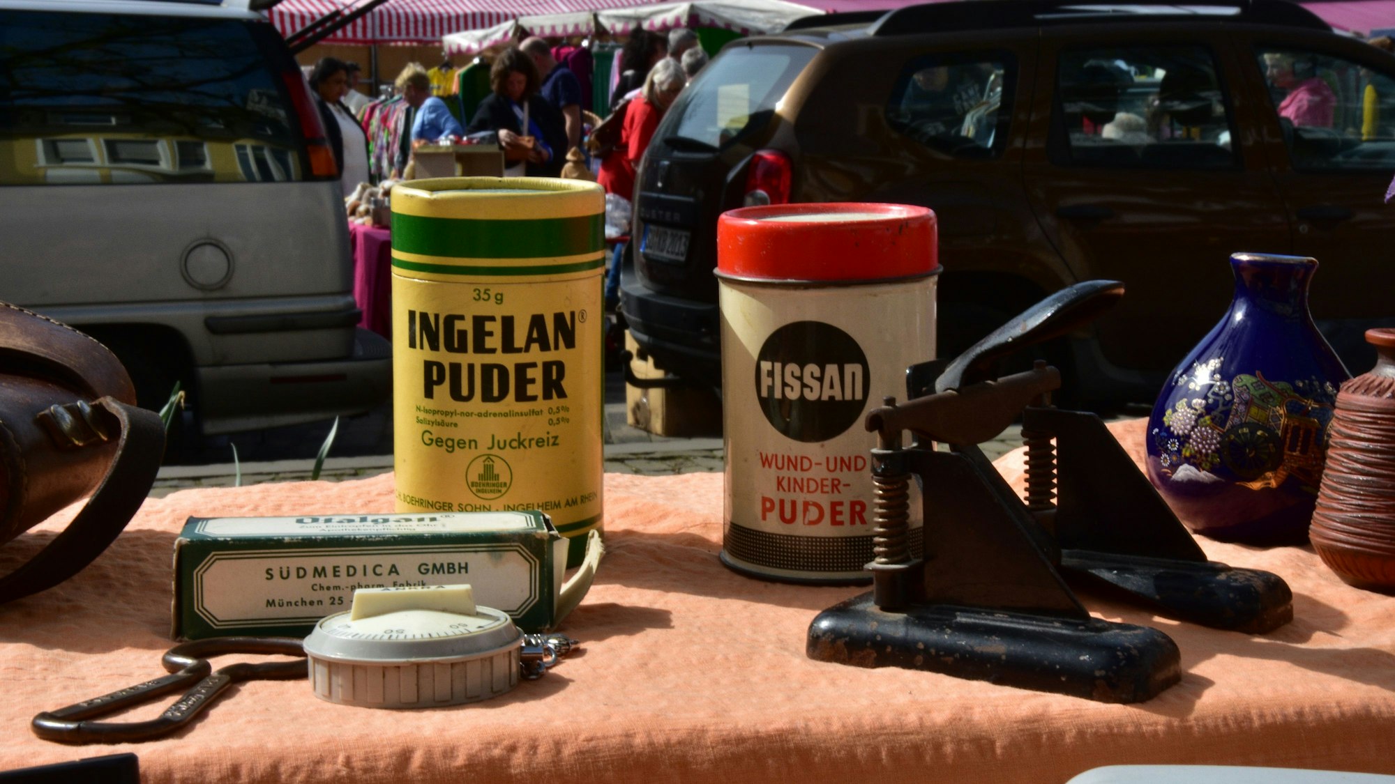Historische Drogerieprodukte wurden auf dem Flohmarkt in Eitorf angeboten.