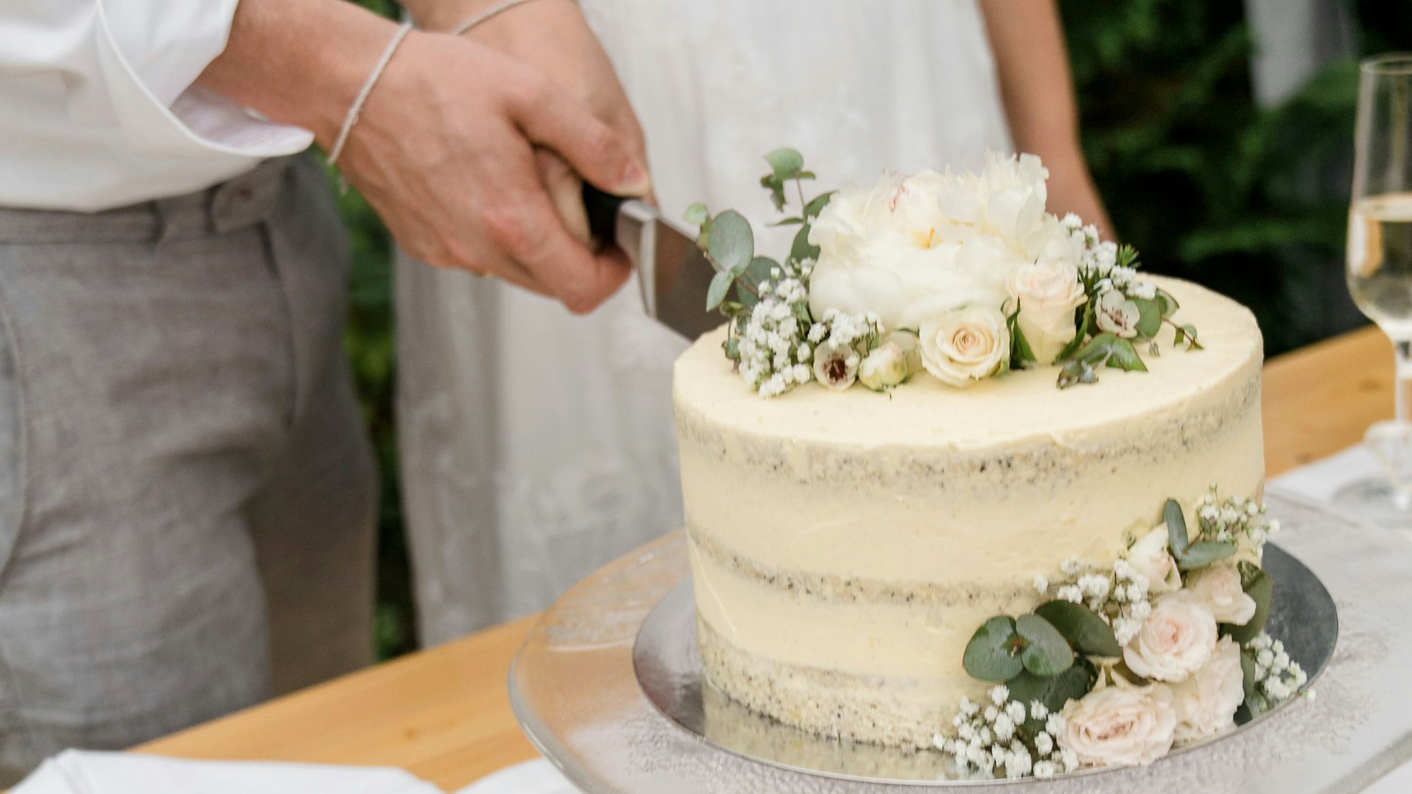Das Brautpaar Philipp und Kim Martin schneiden ihre vegane Hochzeitstorte an. Foto von Simon Valentin.