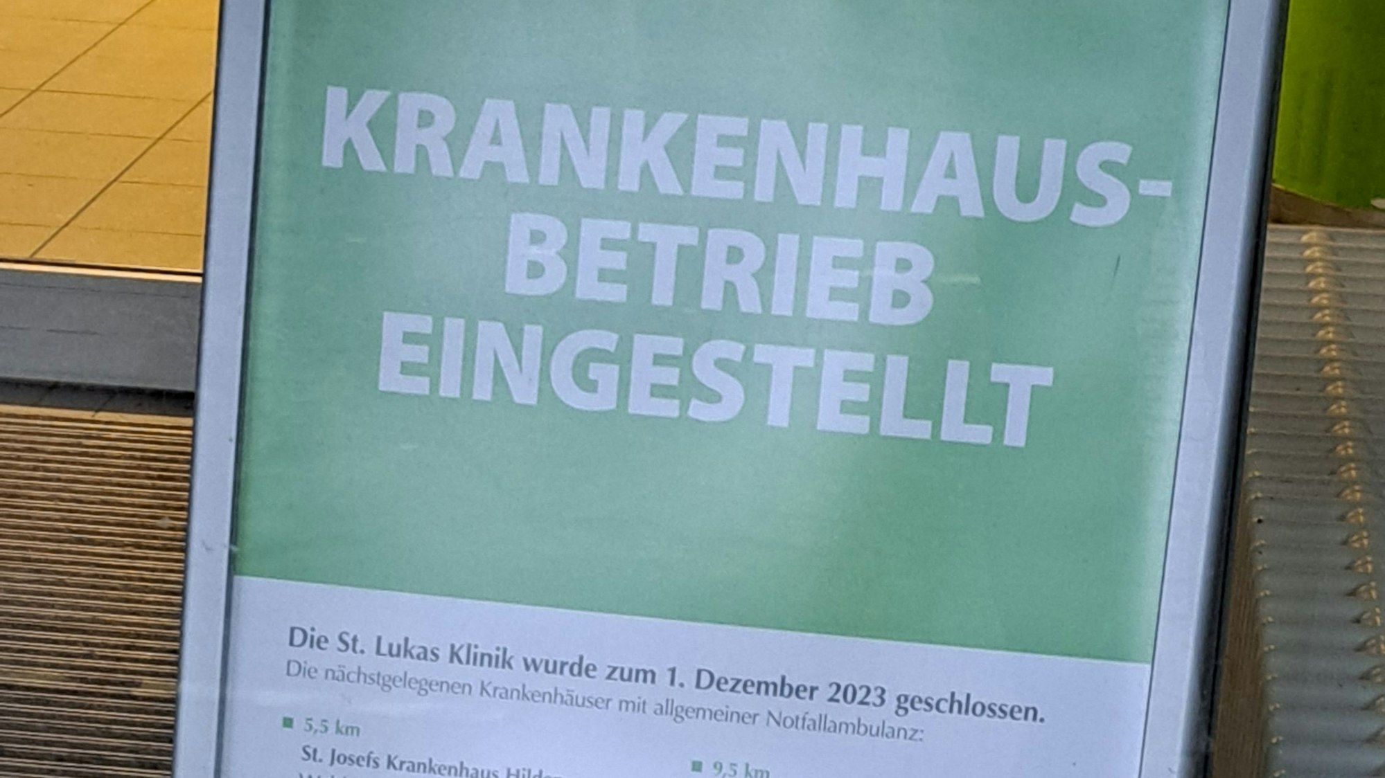 Ein Aufsteller am Eingang der St. Lukas Klinik in Solingen weist darauf hin, dass das Krankenhaus geschlossen wurde.