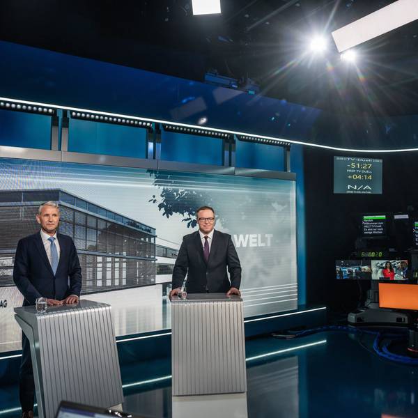 Björn Höcke (l.) und Mario Voigt (r.) stehen beim TV-Duell bei Welt TV.