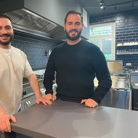 Zu sehen sind Oguzhan und Osman Akgül (l.), die Betreiber des Burger-Restaurants in Brühl.