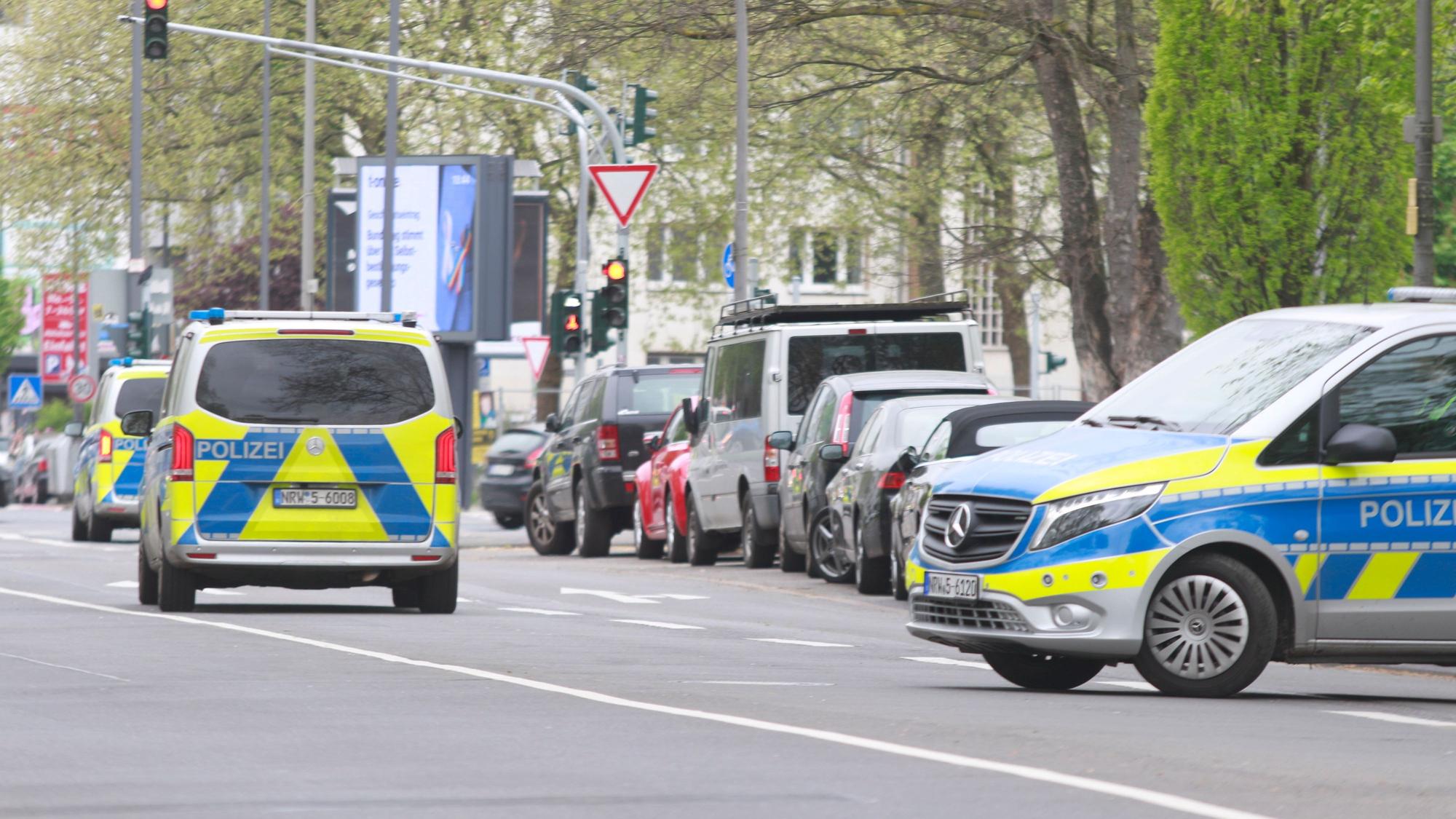 12.04.2024, Köln: Ein Amok-Fehlalarm sorgte für ein Großaufgebot der Polizei am Gymnasium Kreuzgasse an der Vogelsanger Straße. Foto: Arton Krasniqi