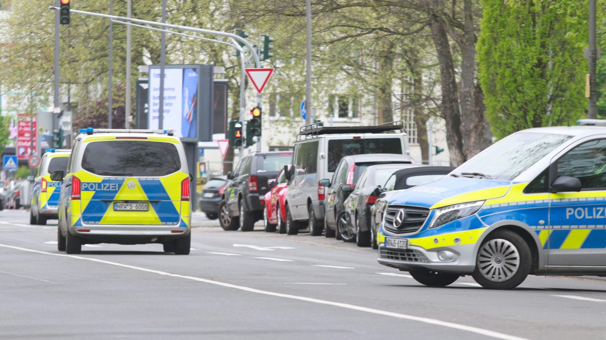 12.04.2024, Köln: Ein Amok-Fehlalarm sorgte für ein Großaufgebot der Polizei am Gymnasium Kreuzgasse an der Vogelsanger Straße. Foto: Arton Krasniqi