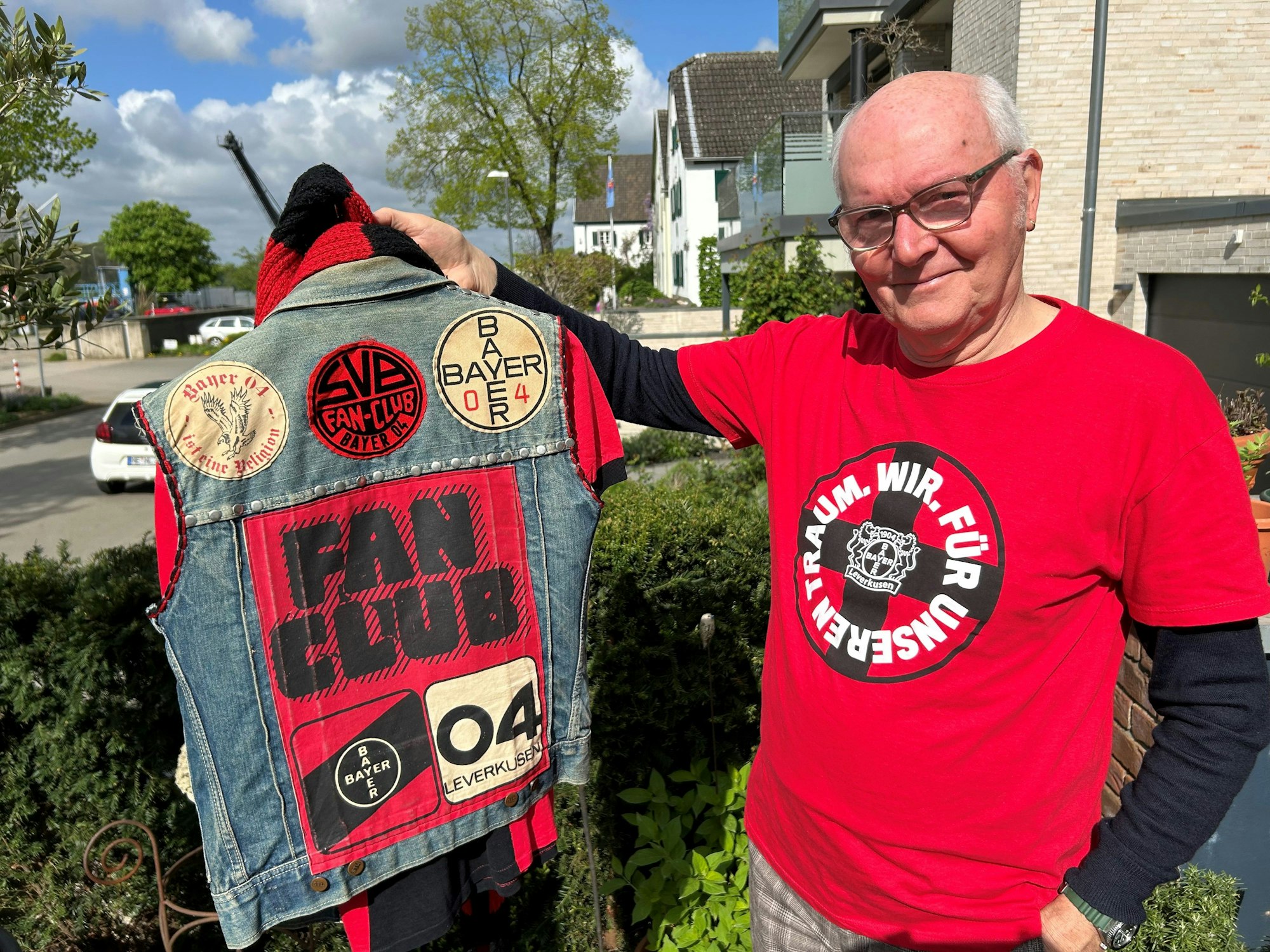 Gerhard Wölwer, Fan von Bayer 04 Leverkusen und Gründer des 1. Fanclubs Leverkusen 1976, zeigt im April 2024 auf der Terasse seines Hauses in Leverkusen-Hitdorf seine Bayer-Kutte, die knapp 50 Jahre alt