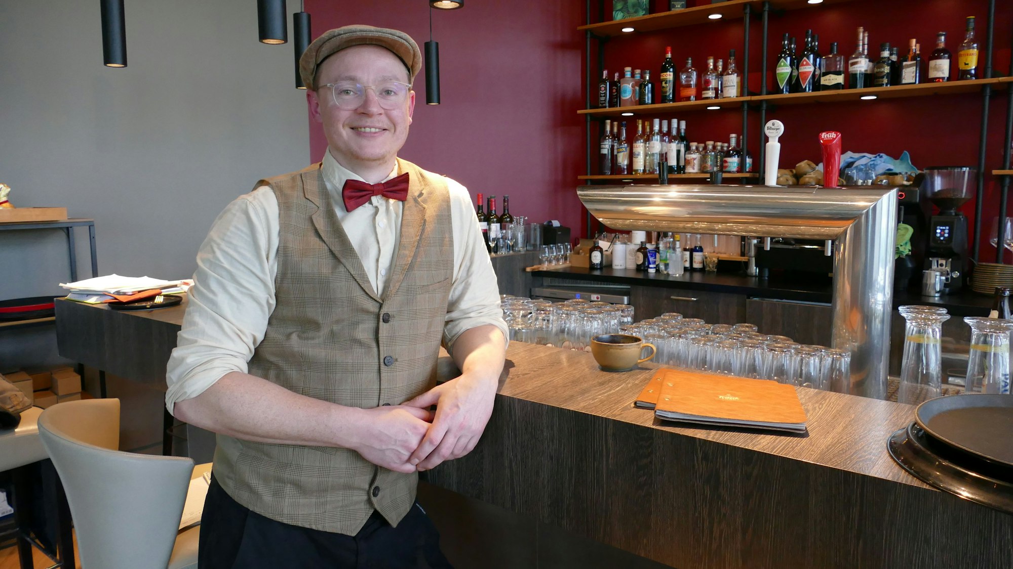 Paul Reble hat das „Frank Long“ eröffnet, die Kleidung im Stile des Amerikas vor 100 Jahren gehört zum Konzept.