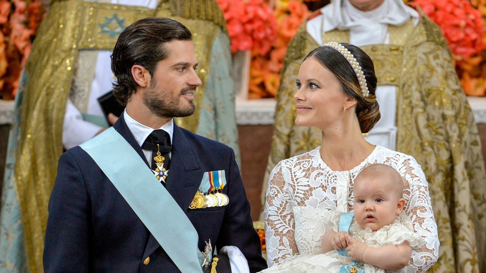 Prinz Carl Philip und Prinzessin Sofia stehen mit Prinz Alexander in der Palastkapelle von Drottningholm Palast in Stockholm.