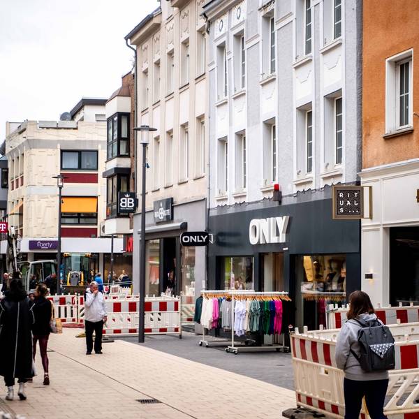 Ein Blick in die Euskirchener Neustraße mit Häusern, in denen sich sowohl Geschäfte als auch Wohnungen befinden.
