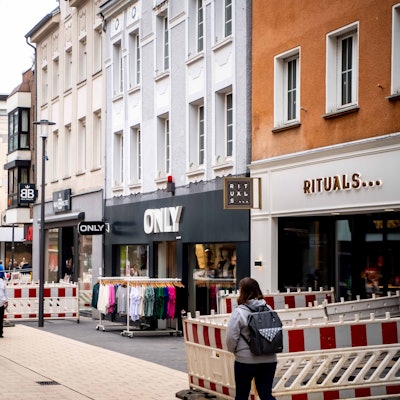 Ein Blick in die Euskirchener Neustraße mit Häusern, in denen sich sowohl Geschäfte als auch Wohnungen befinden.