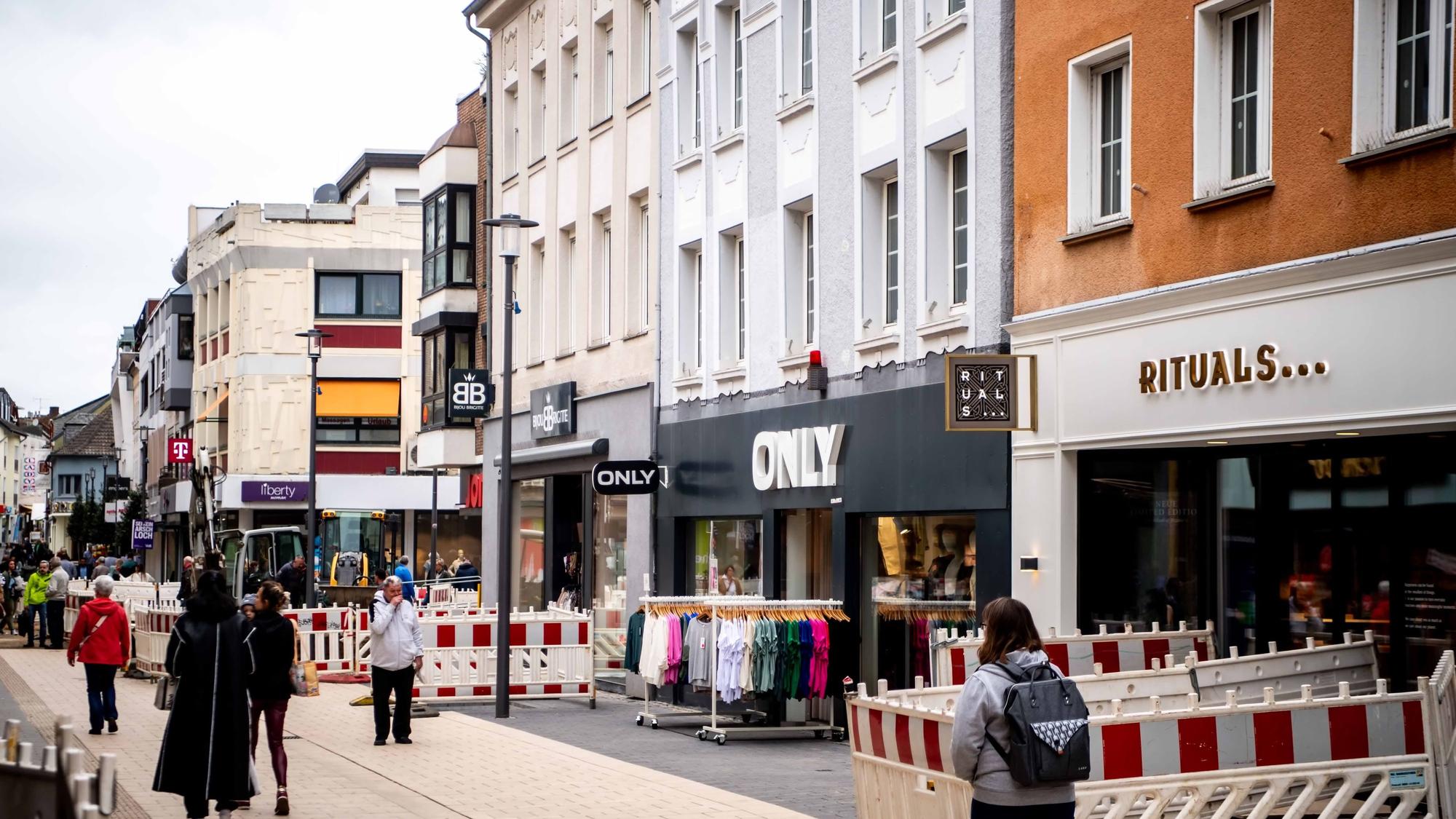 Ein Blick in die Euskirchener Neustraße mit Häusern, in denen sich sowohl Geschäfte als auch Wohnungen befinden.