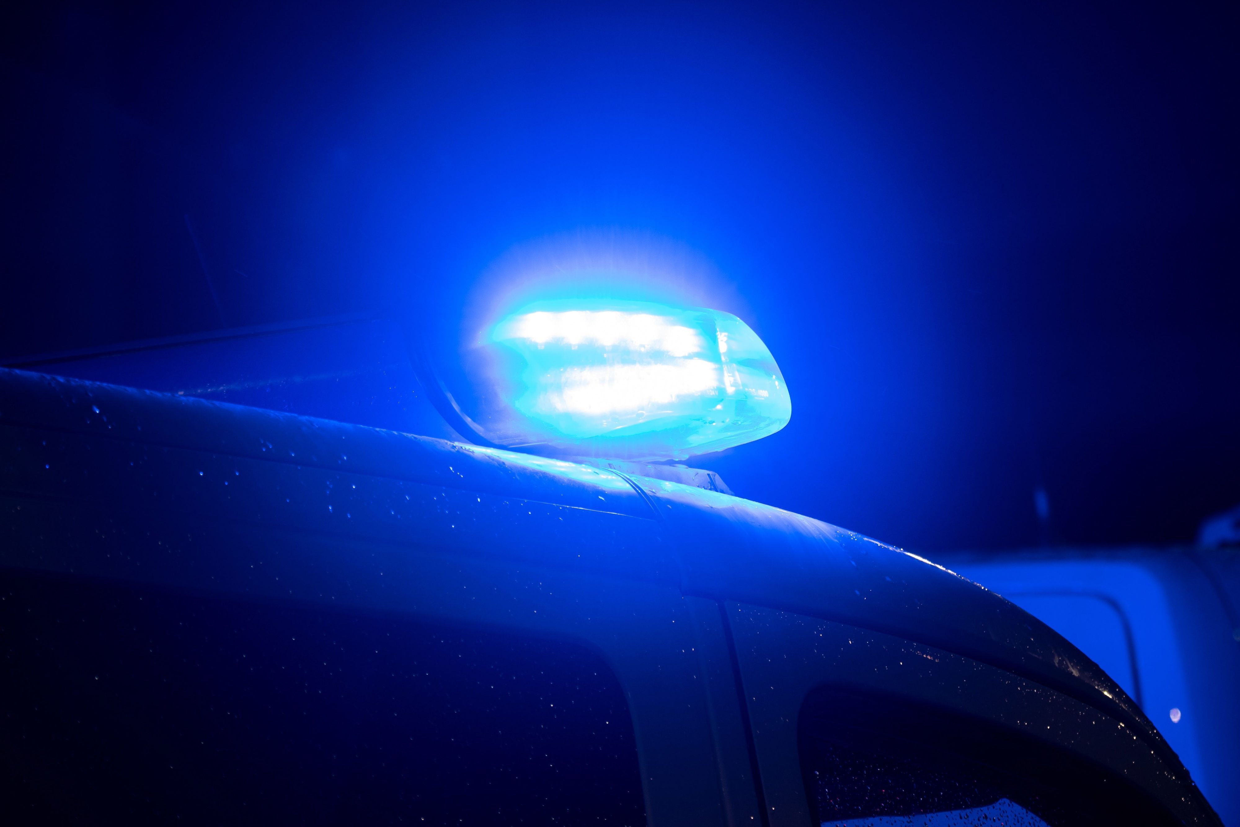 Ein Blaulicht leuchtet auf dem Dach eines Polizeiwagens. (Archivbild)