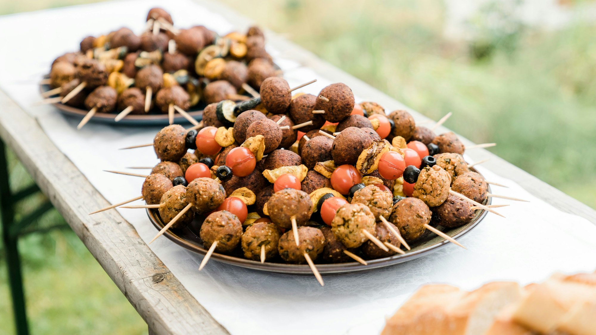 Veganes Catering, Falafel-Spieße mit Gemüse. Foto von Simon Valentin.