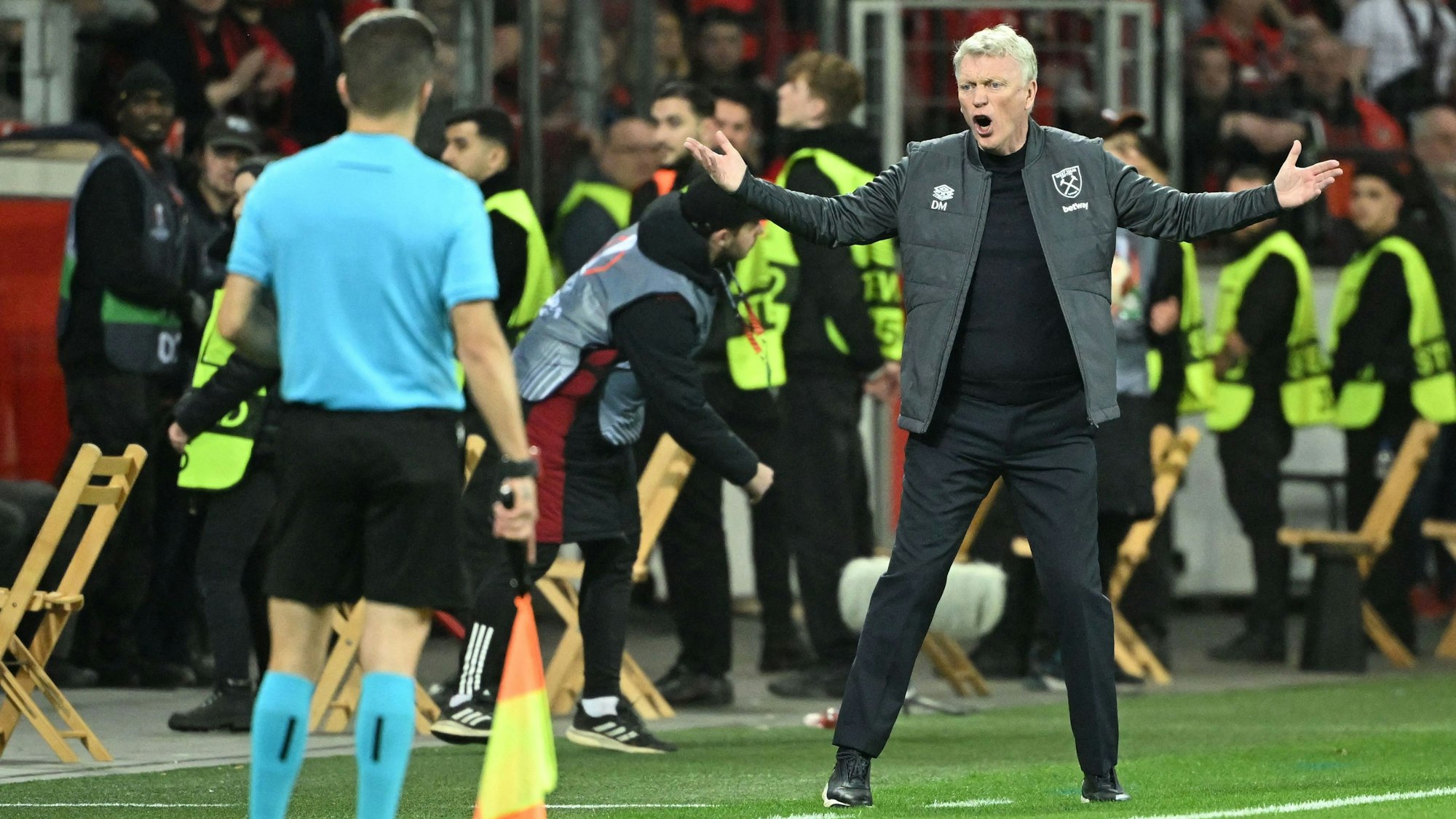 West Ham United's Scottish manager David Moyes (R) reacts towards the referee after Bayer Leverkusen's opening goal during the UEFA Europa League quarter-final first leg football match between Bayer 04 Leverkusen and West Ham United FC in Leverkusen, western Germany on April 11, 2024. (Photo by INA FASSBENDER / AFP)