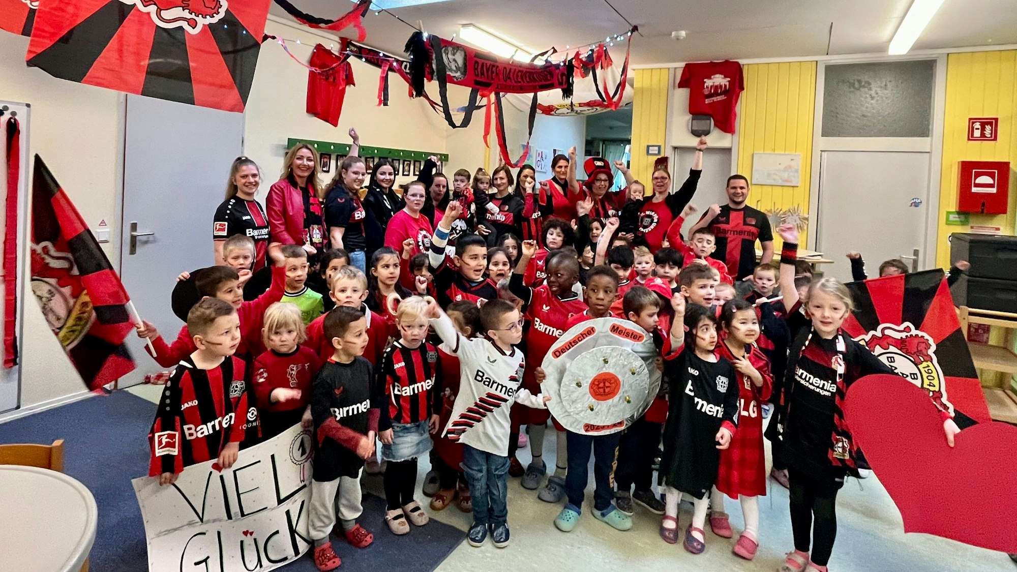 Kinder in Bayer Leverkusen Trikots.