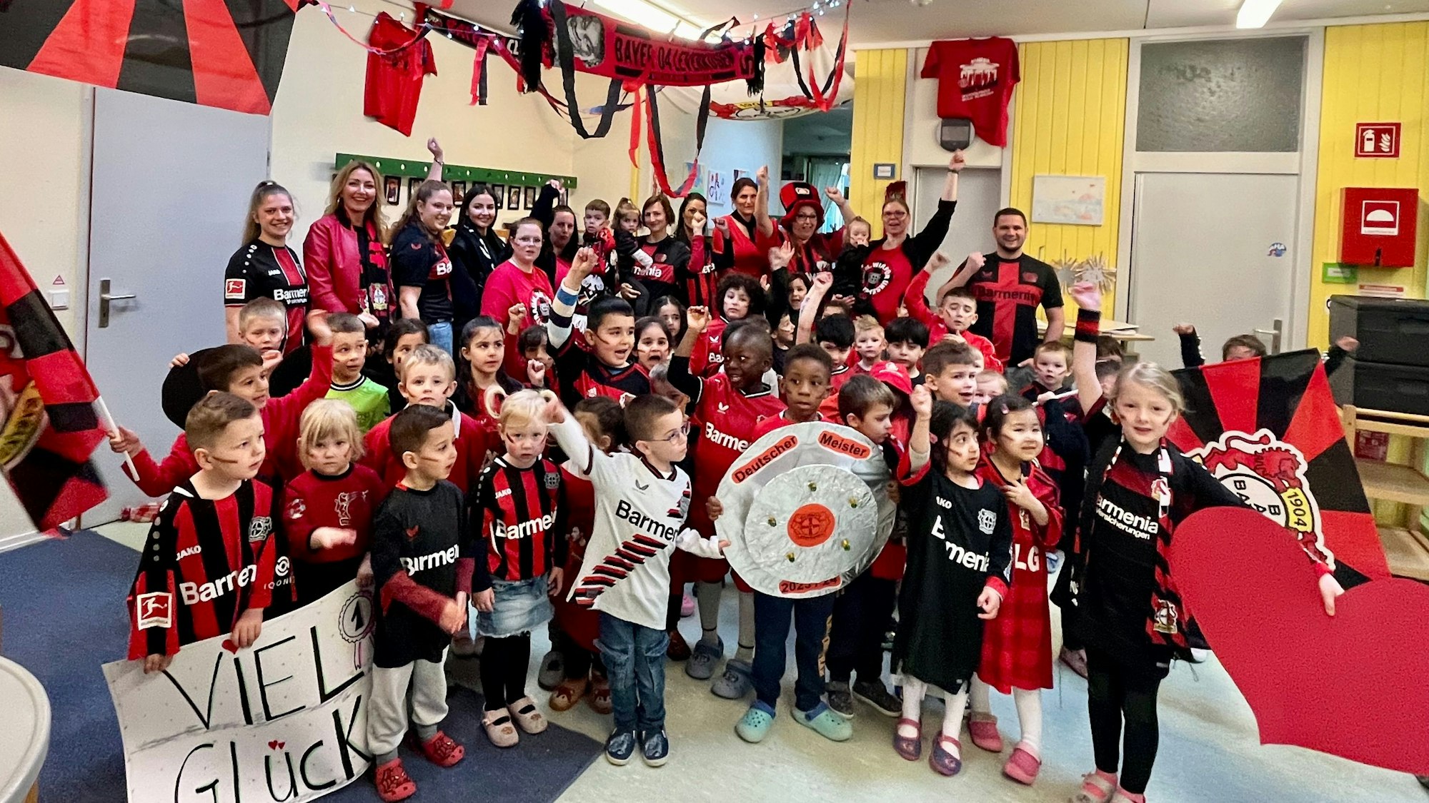 Kinder in Bayer-04-Trikots