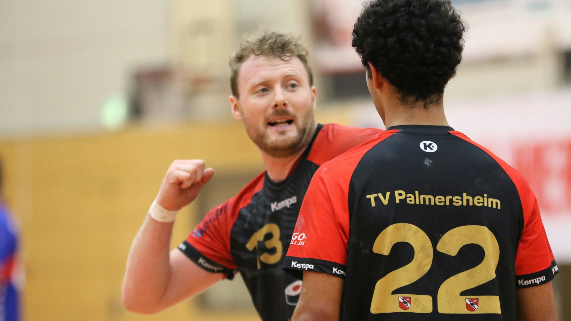 Hier kommt jetzt kein Faustschlag von René Lönenbach gegen A-Junior Salih Simsek, sondern vielmehr eine Hilfestellung, wie sich Simsek im Angriff verhalten soll.