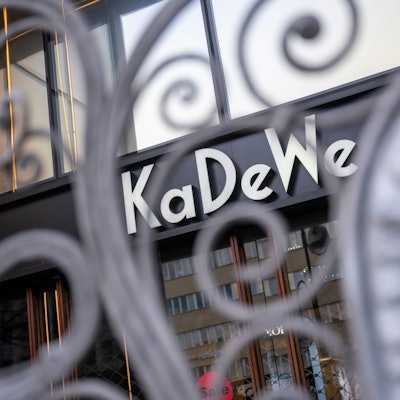 Zu sehen ist der Eingang des Kaufhauses KaDeWe in Berlin.