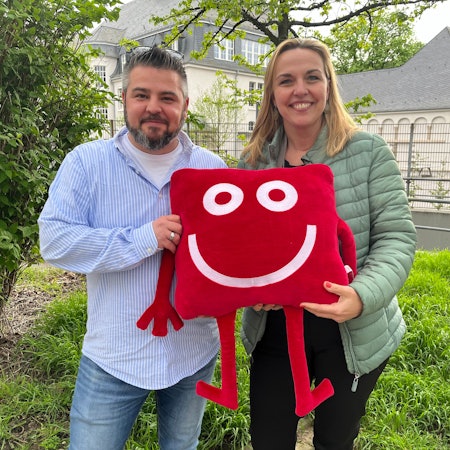 Zwei Menschen mit Plüsch-Maskottchen