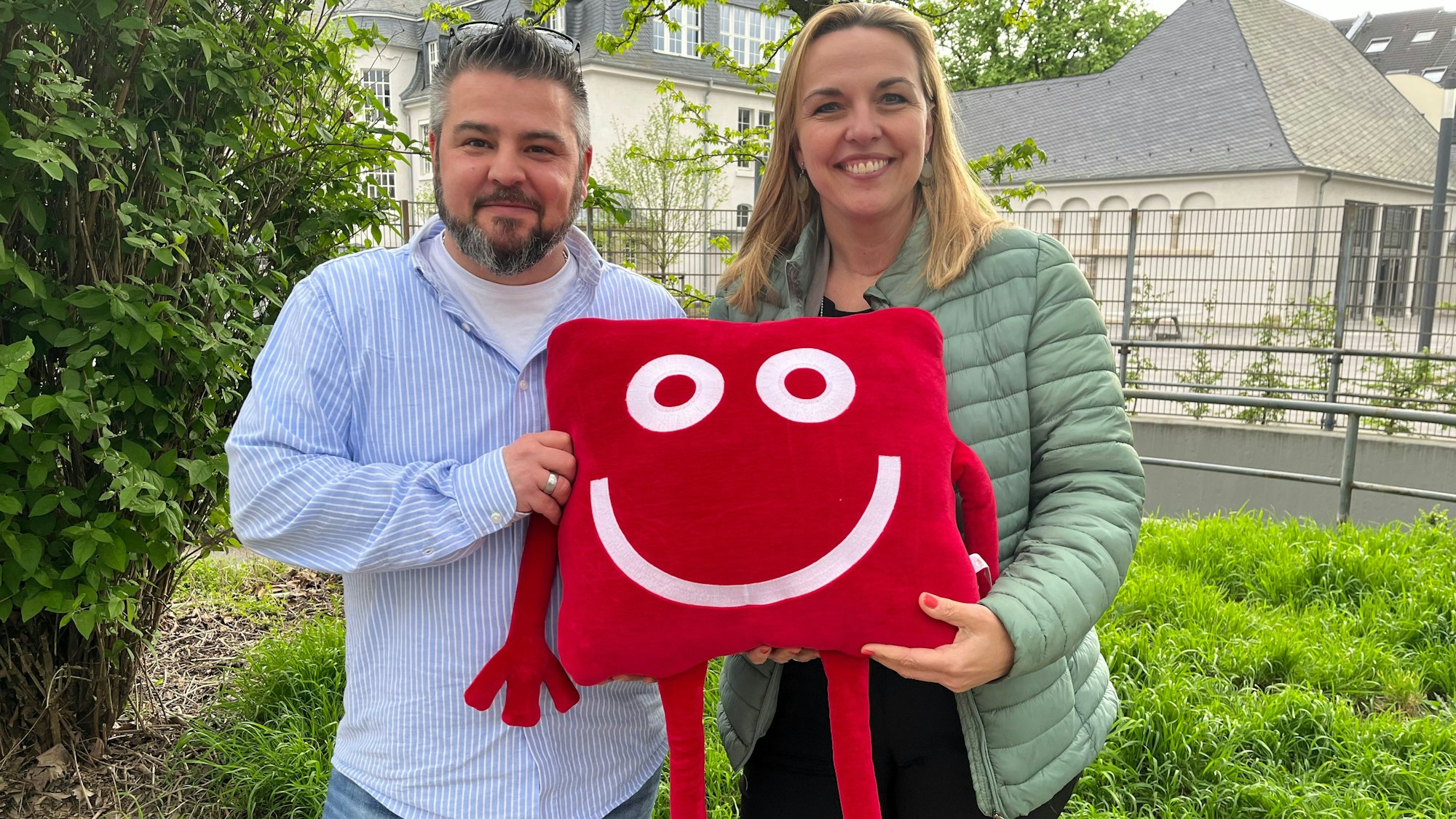 Zwei Menschen mit Plüsch-Maskottchen