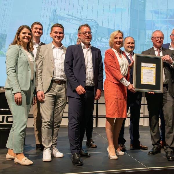 Auf dem Bild sind die Preisträger des Wirtschaftspreises der IFU zu sehen.