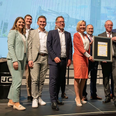 Auf dem Bild sind die Preisträger des Wirtschaftspreises der IFU zu sehen.