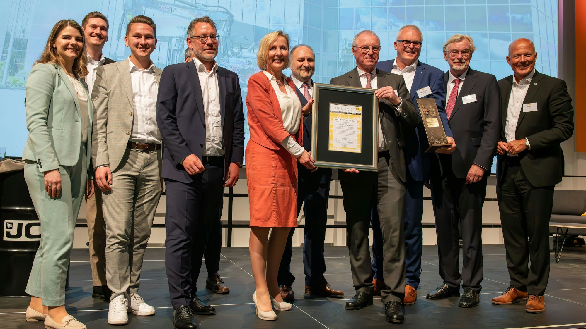 Auf dem Bild sind die Preisträger des Wirtschaftspreises der IFU zu sehen.