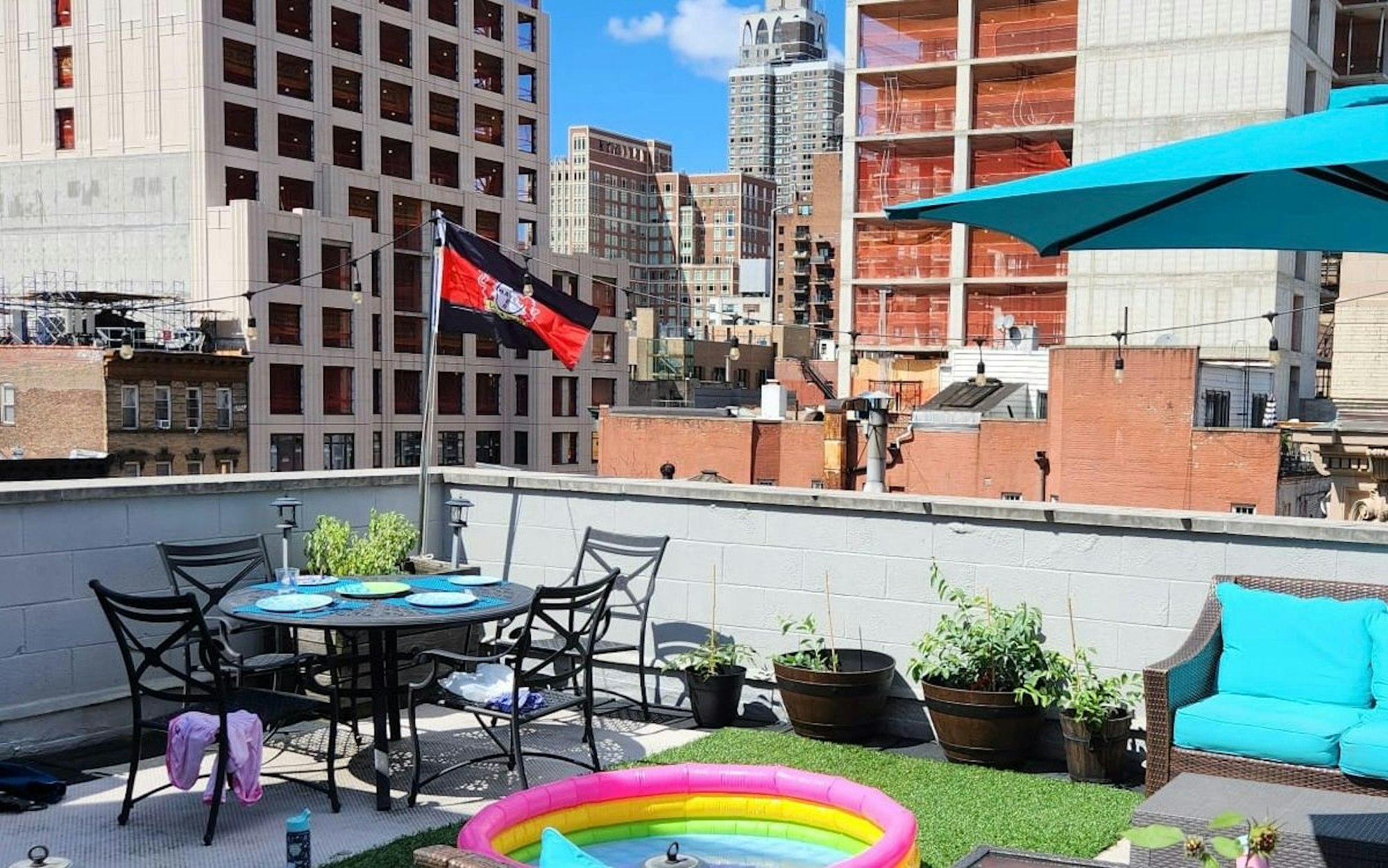 Die Bayer-04-Fahne weht auf einer Dachterrasse mitten in Manhatten.