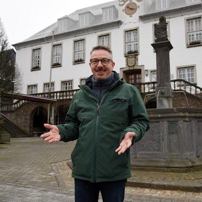 Bild eines Mannes auf einem Marktplatz