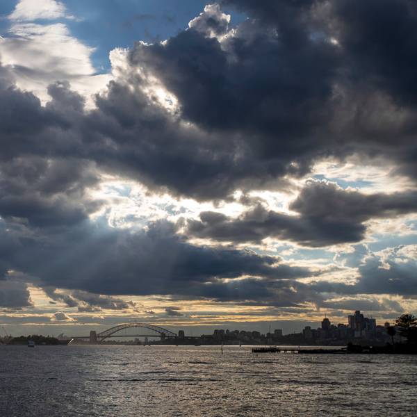 Wolken hängen über der Skyline von Sydney und der Harbor Bridge. (Symbolbild)