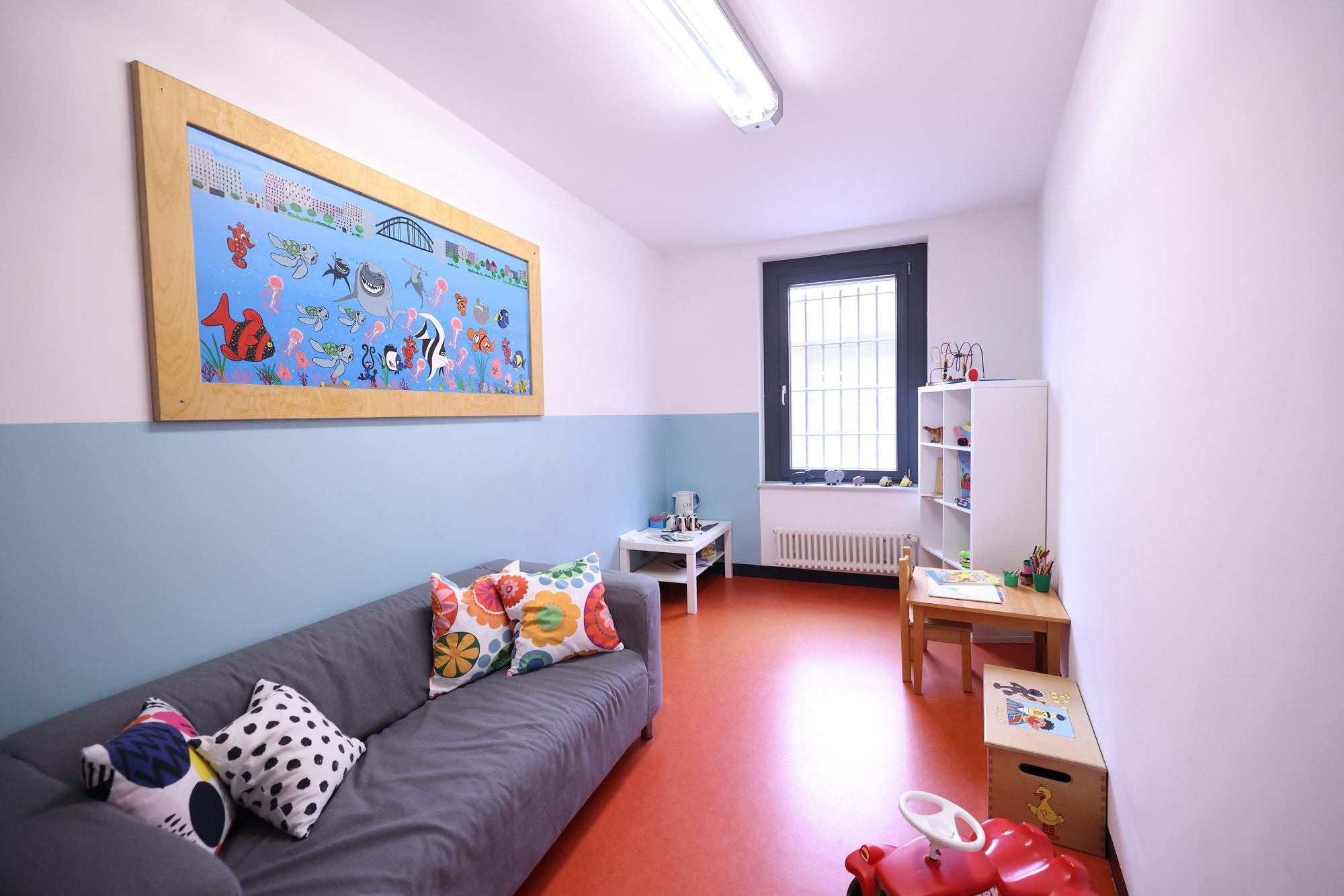 Die Vollzugsanstalten Willich I und II sind zwei von sechs Schwerpunktanstalten für familiensensible Vollzugsgestaltung in NRW. In Deutschland sind laut Ministerium rund 100 000 Kinder von der Inhaftierung eines Elternteils betroffen.