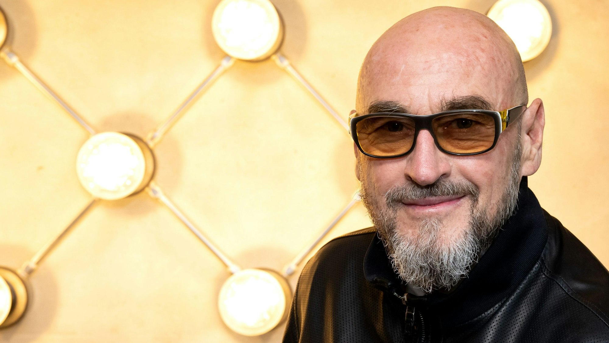 Der Unternehmer Jochen Schweizer hat sich bei einem Skiunfall in den Alpen im österreichischen Leogang schwer verletzt. Nach eigenen Angaben entkam er nur knapp dem Tod.