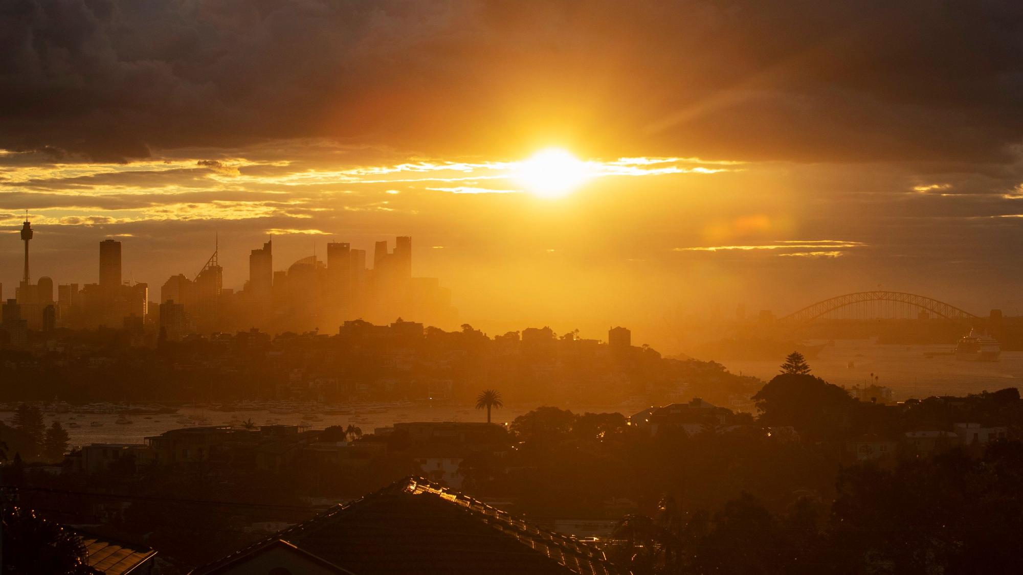 Die Sonne geht hinter der Skyline von Sydney unter.
Das Unwetter ist endlich vorbei.