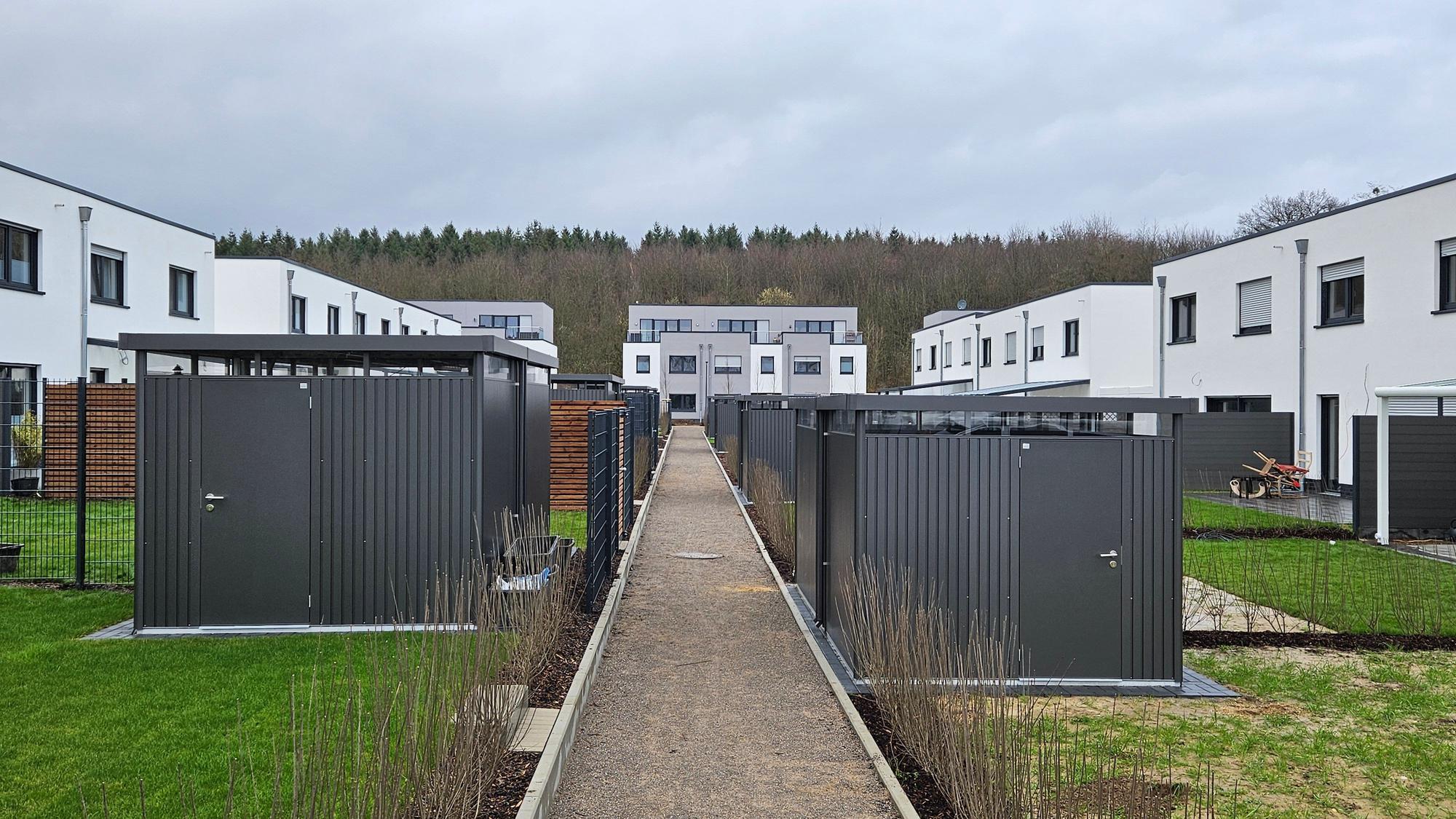 Das Wärmenetz in der Ressourcenschutzsiedlung in Kaster ist fertig. Die Bewohner können ihre Wärme aus dem Abwasser oder von Erdkollektoren beziehen.