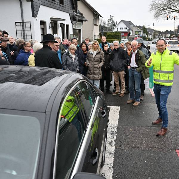 Das Foto zeigt einen Bürgerdialog an der Altenberger-Dom-Straße in Schildgen