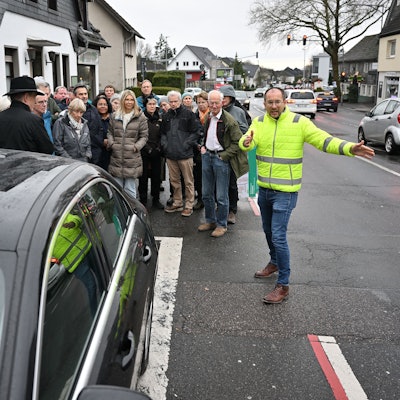 Das Foto zeigt einen Bürgerdialog an der Altenberger-Dom-Straße in Schildgen