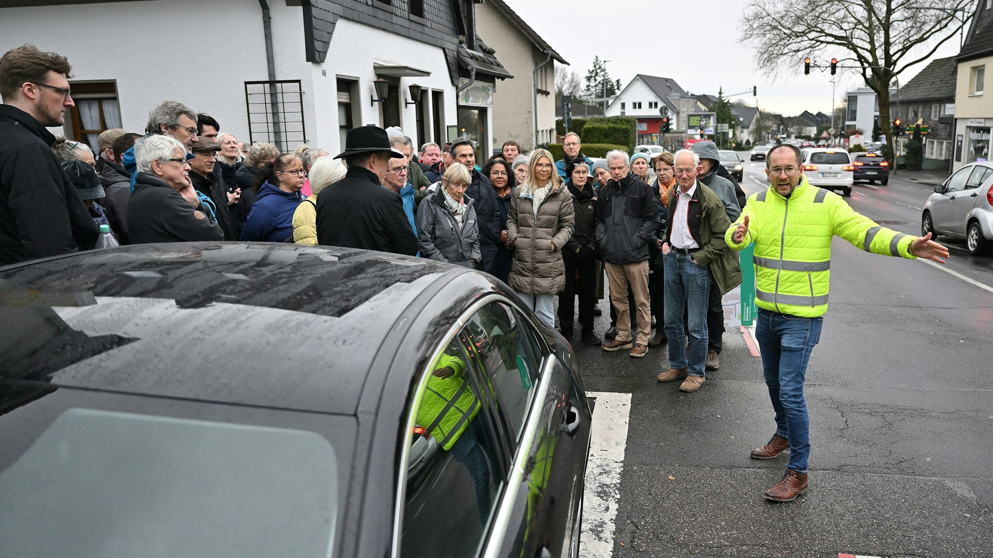 Das Foto zeigt die Altenberger-Dom-Straße mit Teilnehmern der Veranstaltung Bürgerdialog
