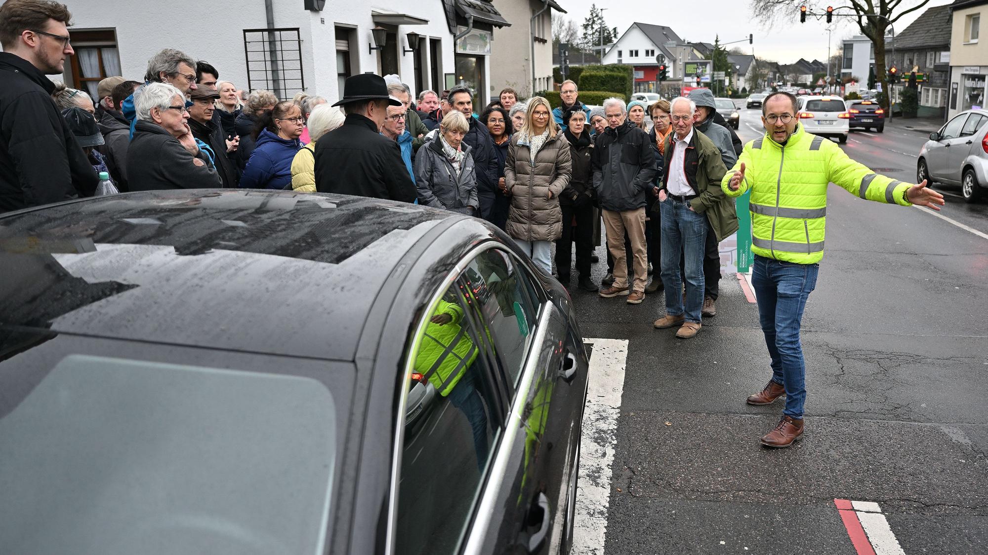 Das Foto zeigt einen Bürgerdialog an der Altenberger-Dom-Straße in Schildgen