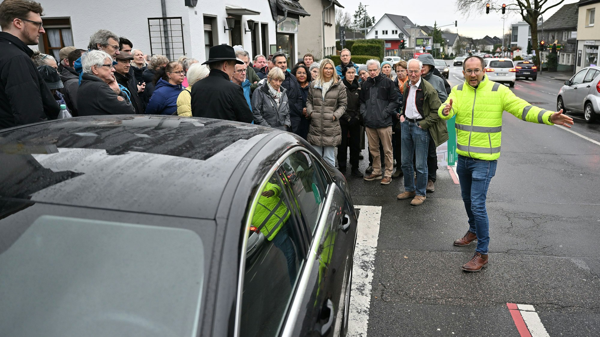 Das Foto zeigt einen Bürgerdialog an der Altenberger-Dom-Straße in Schildgen