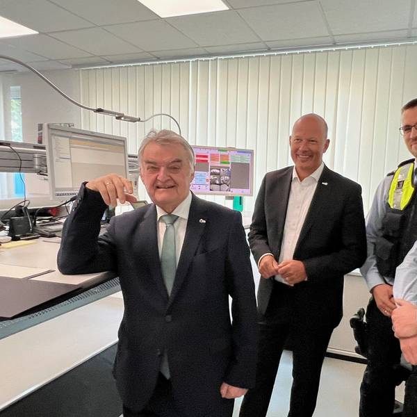 Das Bild zeigt NRW-Innenminister Herbert Reul und Landrat Frank Rock sowie zwei Polizeibeamte in der neuen Wache in Lechenich.