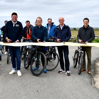 Ein neuer Radweg verbindet nun Bedburg mit Jüchen und Mönchengladbach, RWE und die Bürgermeister eröffneten ihn.