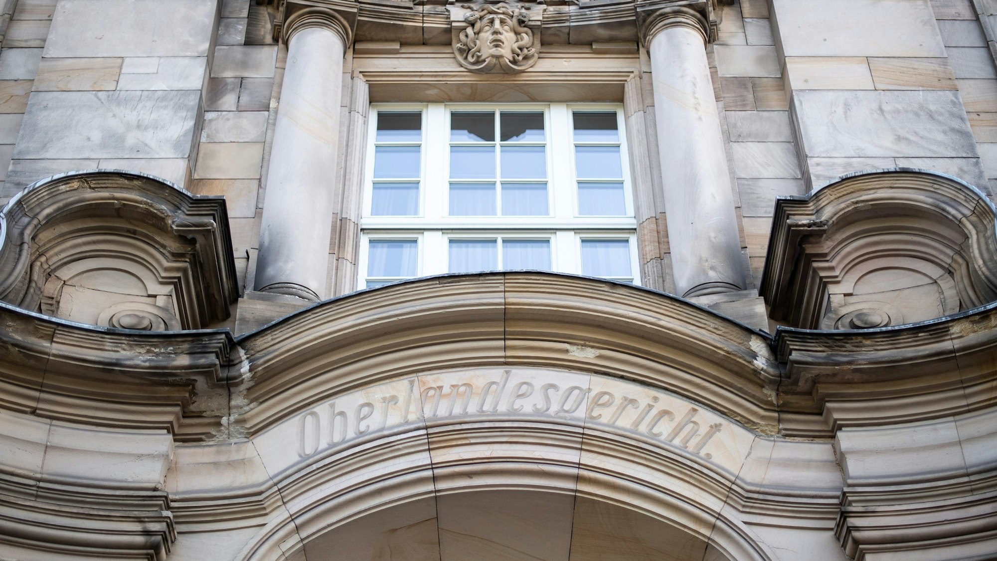 ARCHIV - 26.08.2019, Nordrhein-Westfalen, Düsseldorf: Eingang zum Oberlandesgericht Düsseldorf. (zu dpa: «Viertelmillion Spenden für den IS: Prozess wegen Terror-Unterstützung») Foto: Marius Becker/dpa +++ dpa-Bildfunk +++