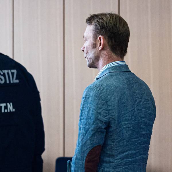 Der Angeklagte Christian B. kommt in den Gerichtssaal im Landgericht Braunschweig. (Archivbild)