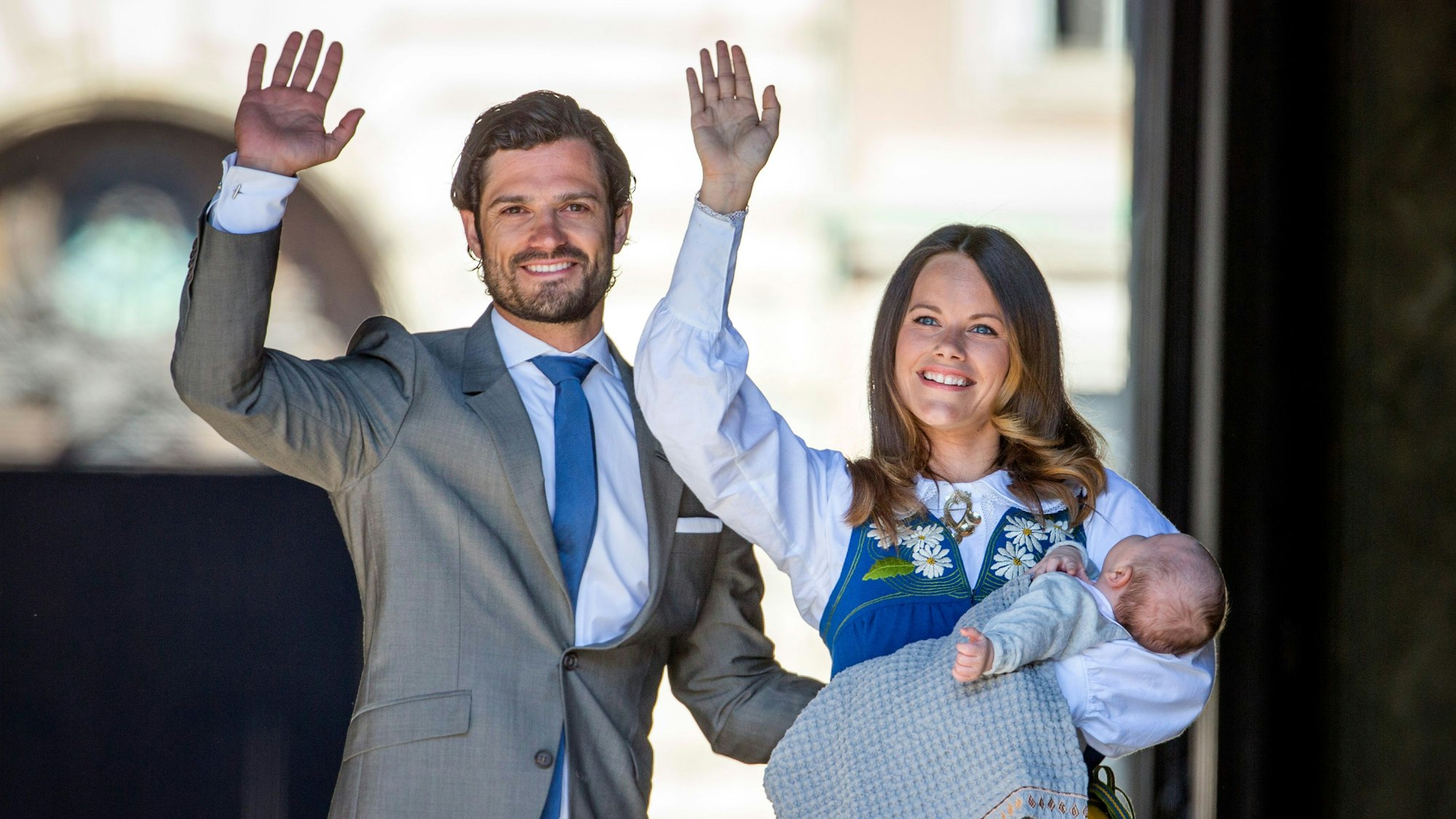 Prinz Carl Philip und Prinzessin Sofia winken bei der Taufe von Prinz Alexander.
